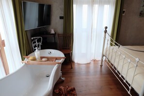 Deep soaking bathtub - Rimrabeang Amphawa Cafe and Suite (Amphawa)