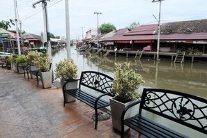 Terrace/patio - Rimrabeang Amphawa Cafe and Suite (Amphawa)