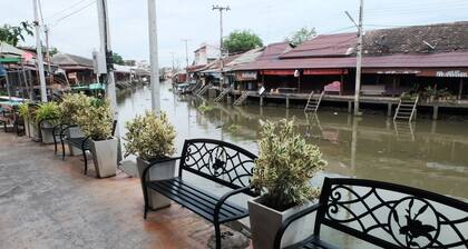 Rimrabeang Amphawa Cafe and Suite