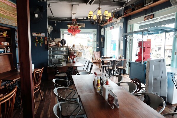 Breakfast, lunch, dinner served; international cuisine - Rimrabeang Amphawa Cafe and Suite (Amphawa)