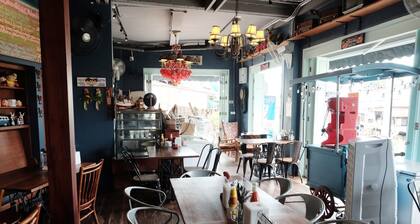 Rimrabeang Amphawa Cafe and Suite