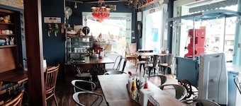 Rimrabeang Amphawa Cafe and Suite