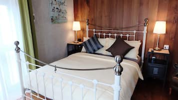 객실 내 금고, 책상, 암막 커튼, 간이 침대