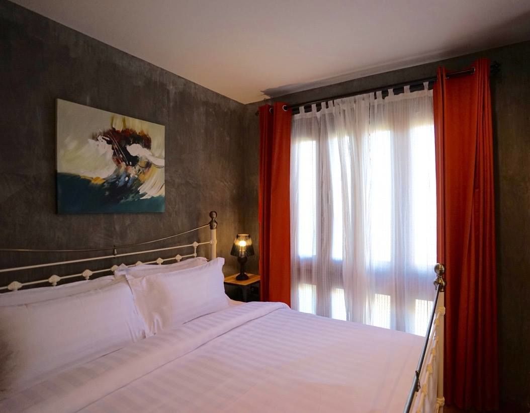 Escritorio, cortinas blackout, cunas gratuitas y wifi gratis 