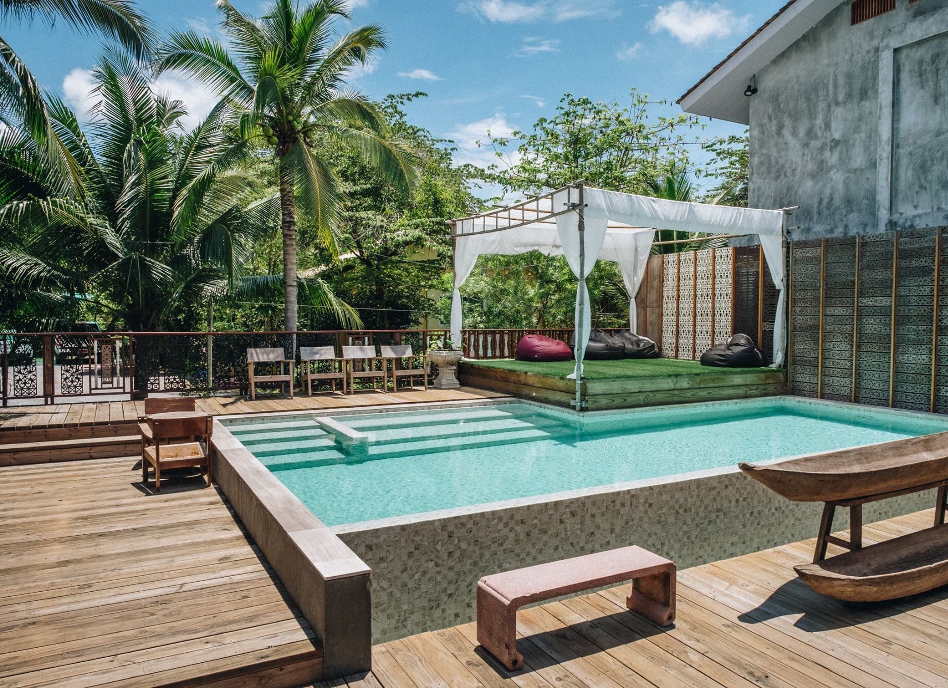 Una piscina al aire libre, sombrillas