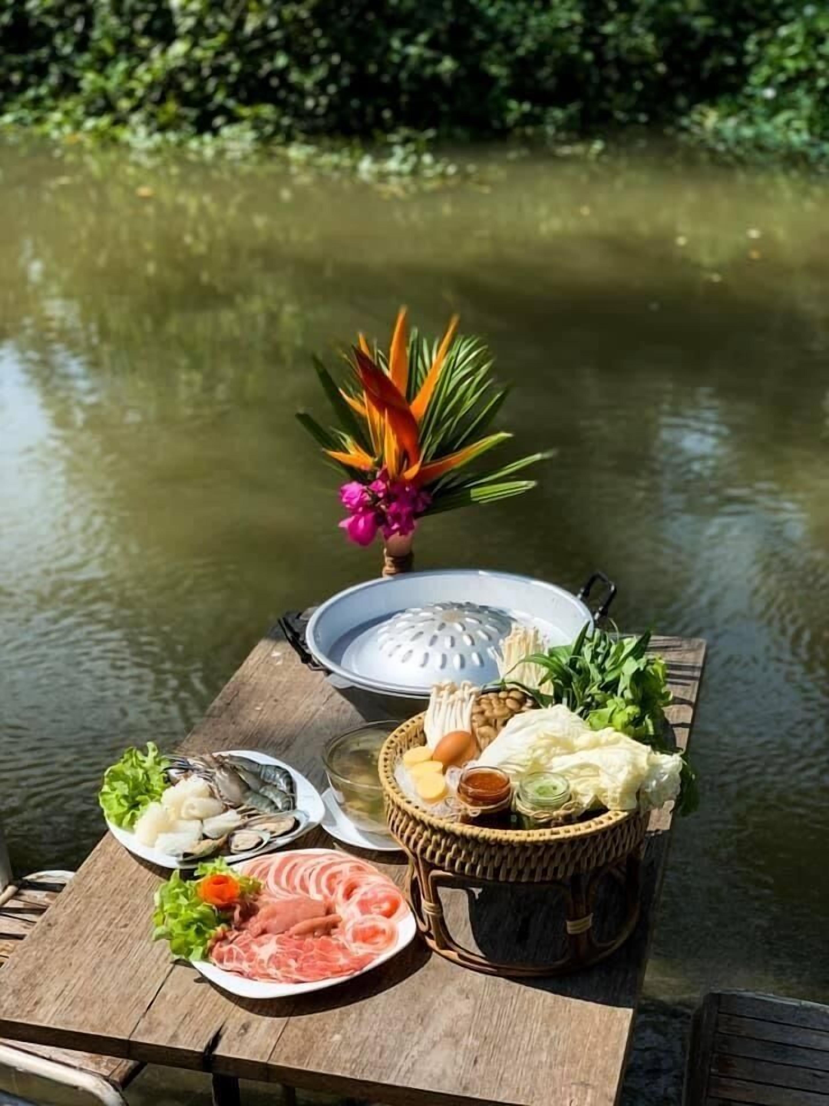 breakfast, lunch, dinner served; international cuisine