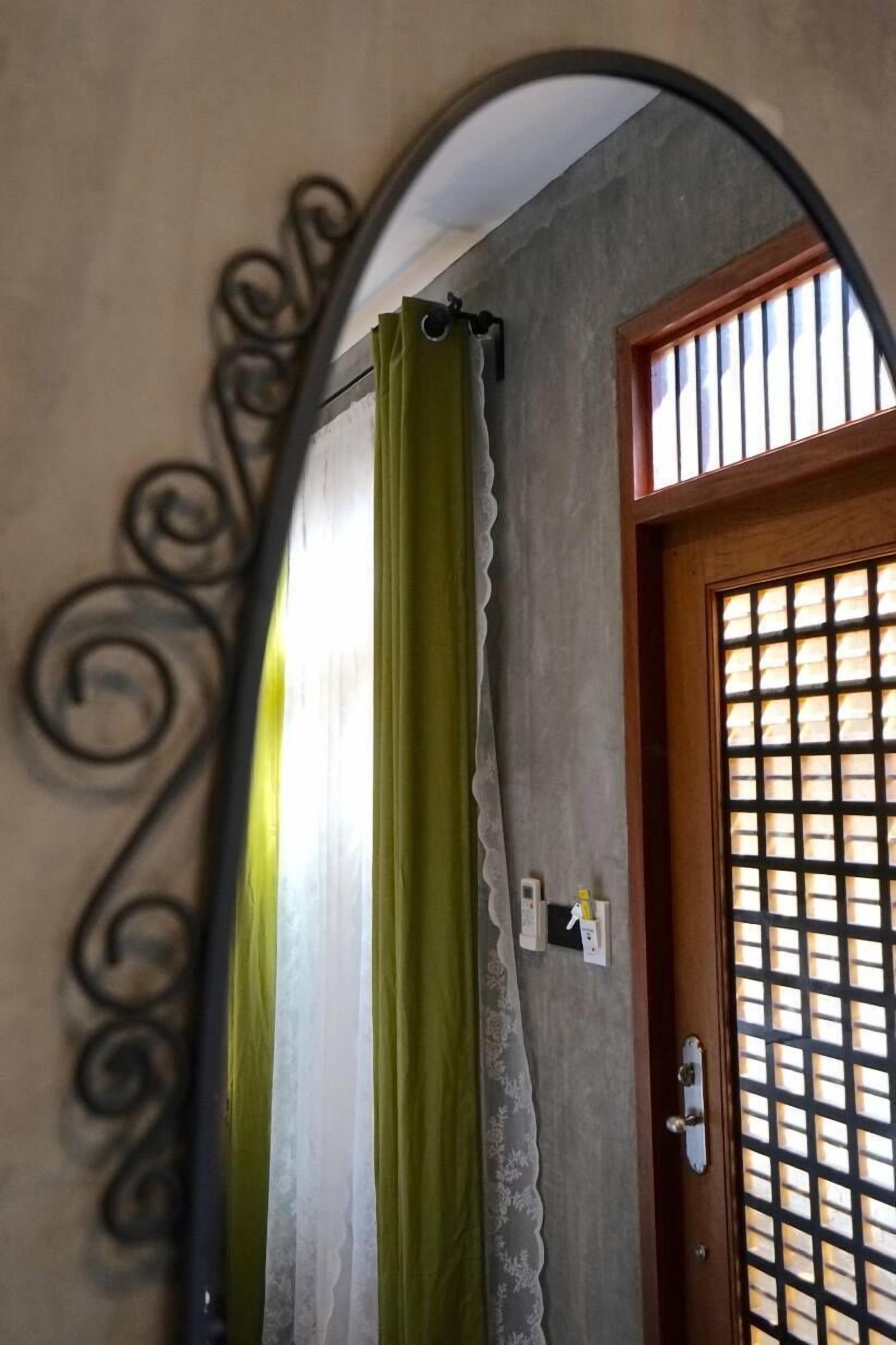 superior queen | desk, blackout curtains, free cots/infant beds, free wifi