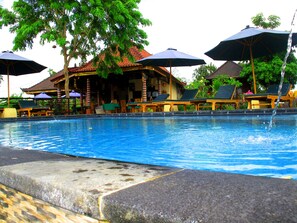 Una piscina al aire libre
