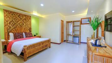 Deluxe Room | Minibar, desk, laptop workspace, bed sheets