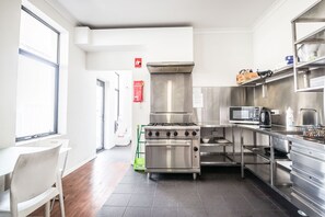 4 Bed Mixed Dorm | Dapur kecil pribadi | Lemari es besar, microwave, oven, dan kompor
