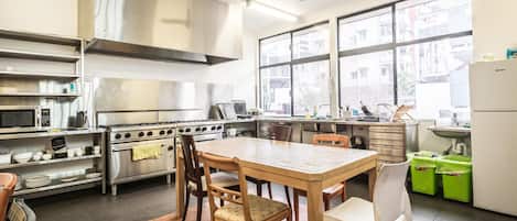 Full-size fridge, microwave, oven, stovetop