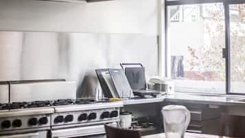 4 Bed Mixed Dorm | Instalaciones de cocina compartida | Refrigerador con congelador, microondas, horno y parrilla de estufa