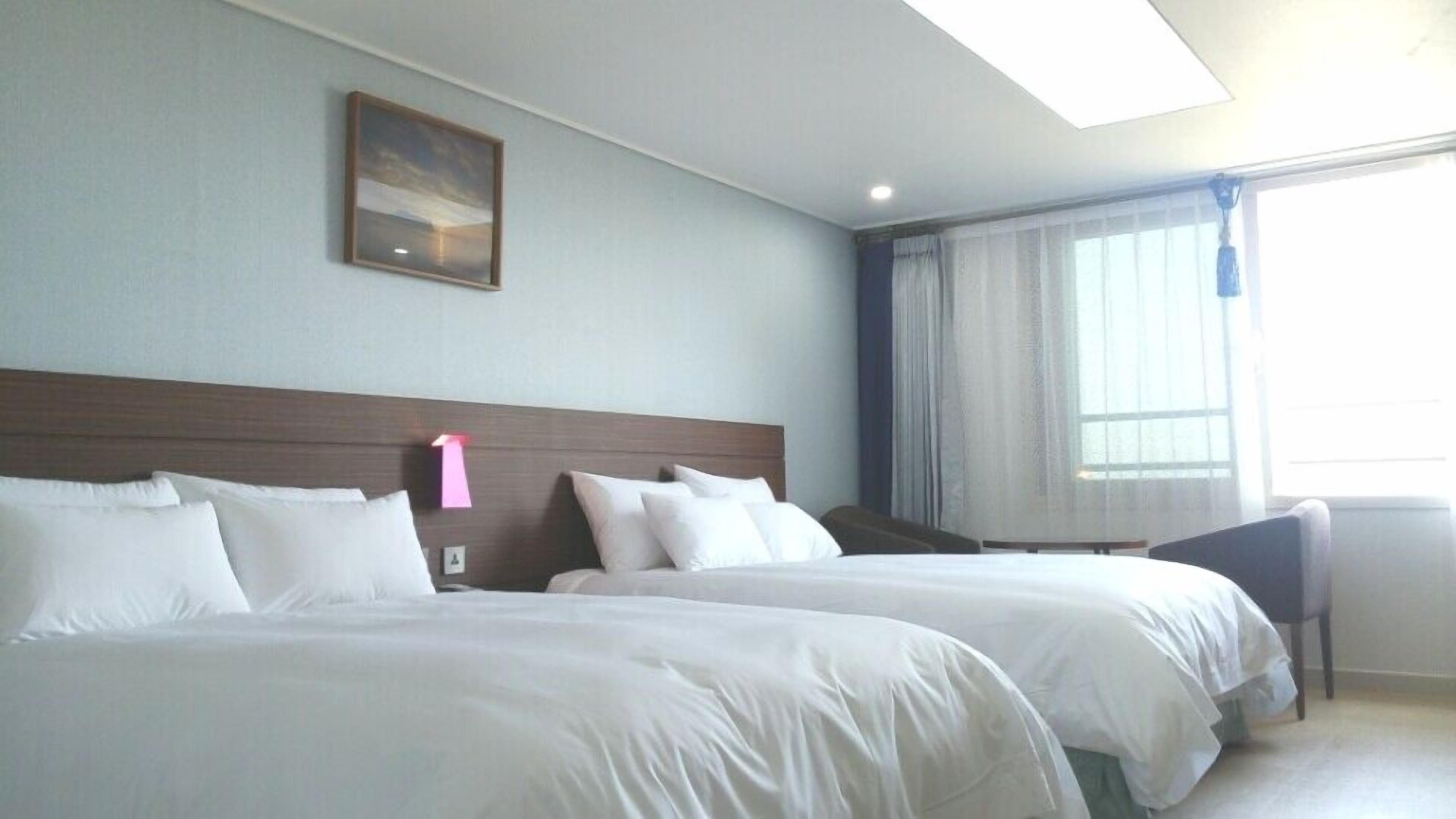 quadruple room | blackout curtains, free wifi