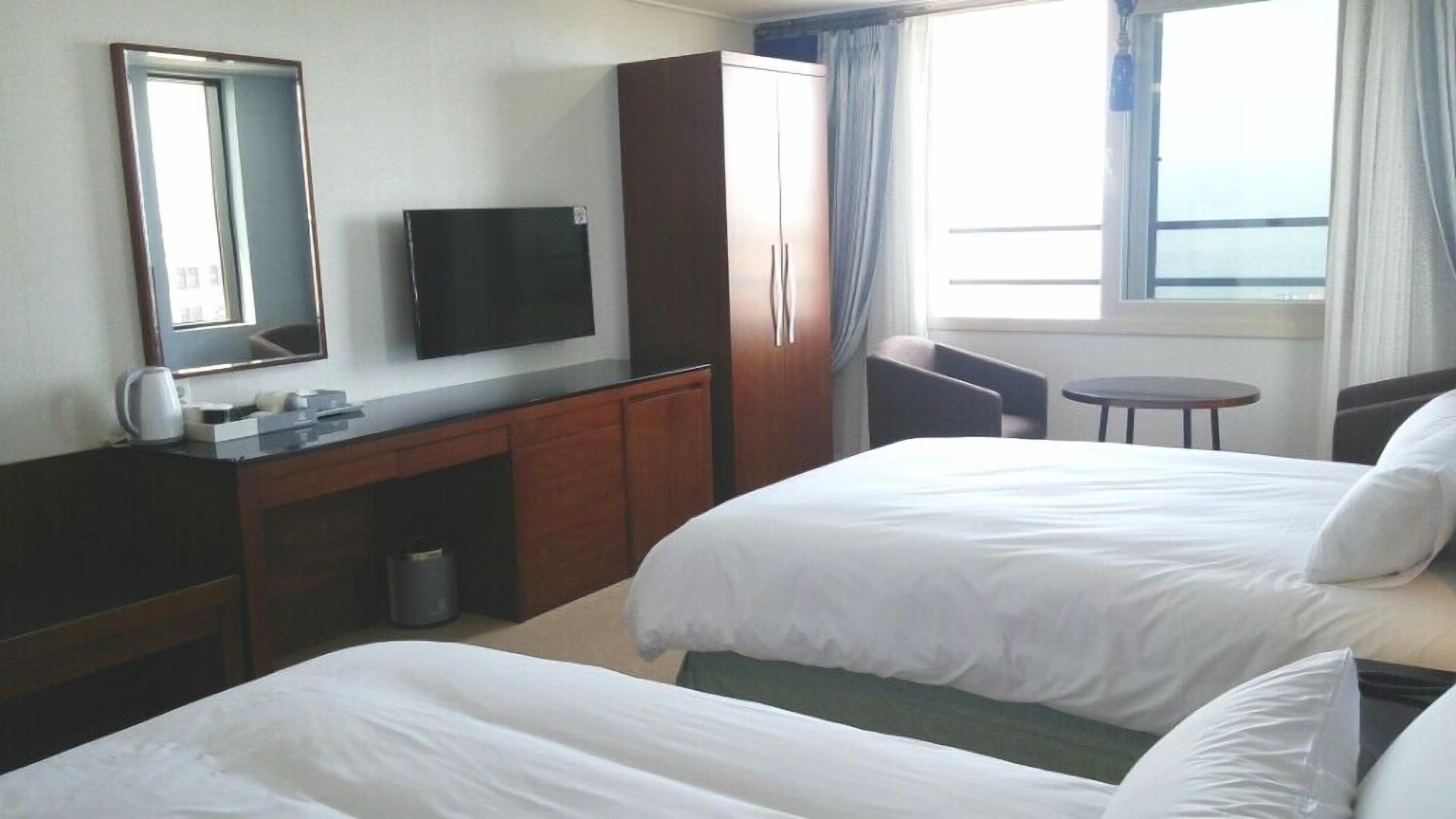 quadruple room | blackout curtains, free wifi