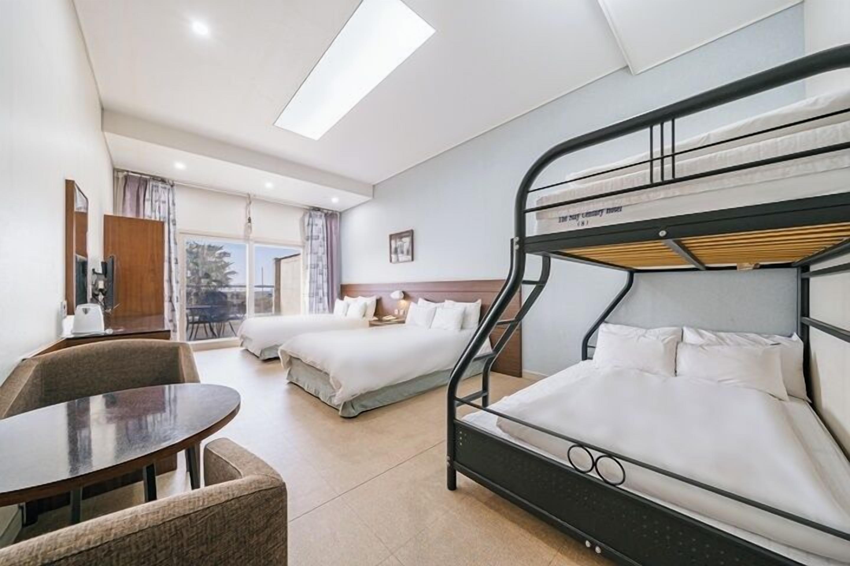 Cortinas opacas, wifi gratis, ropa de cama