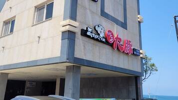 A multi-story building with signage for a hotel and a restaurant.