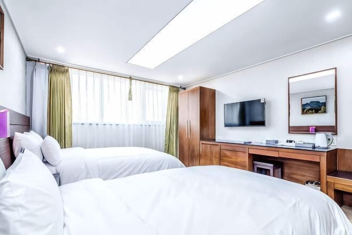 Blackout drapes, free WiFi, bed sheets