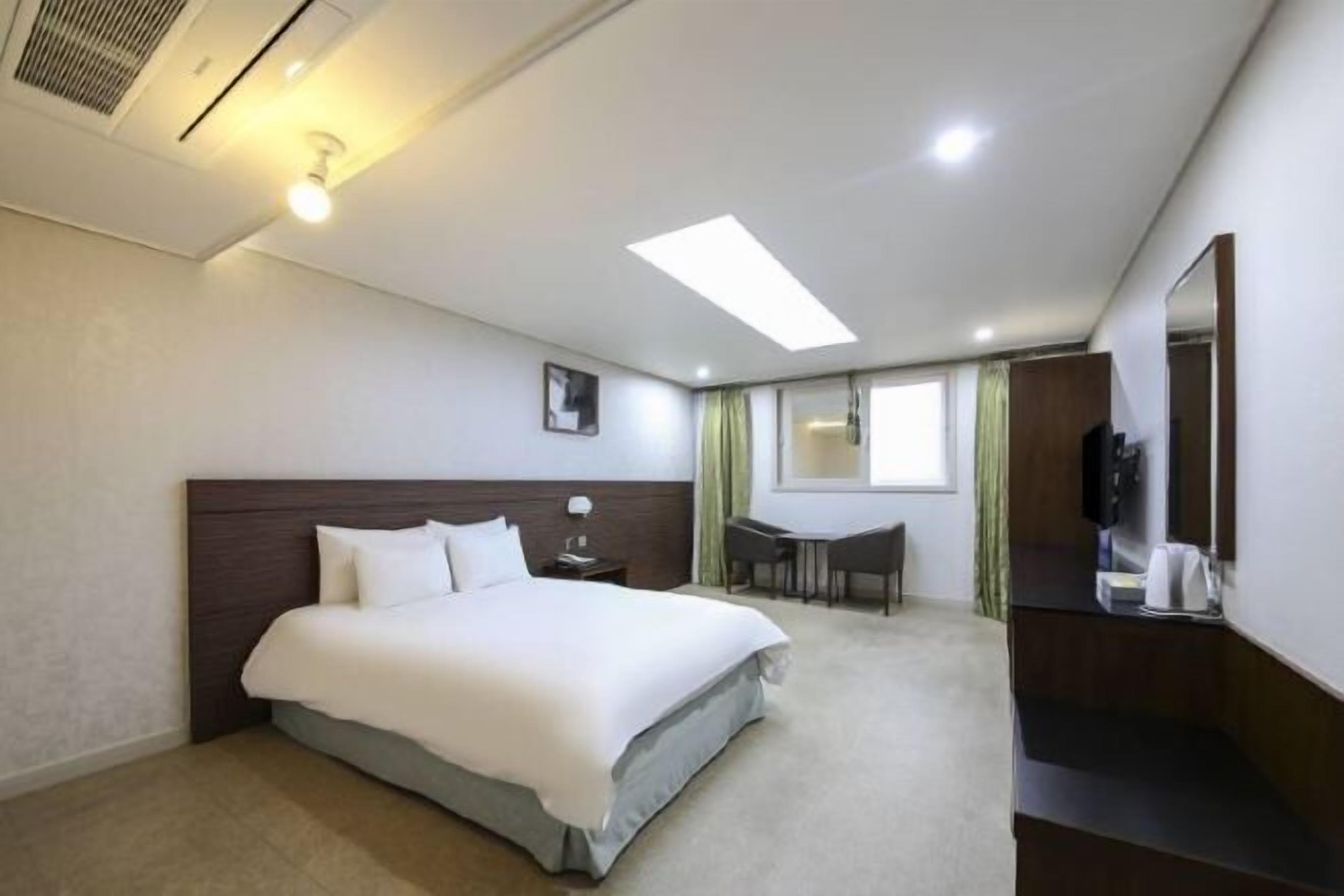 Blackout curtains, free WiFi, bed sheets