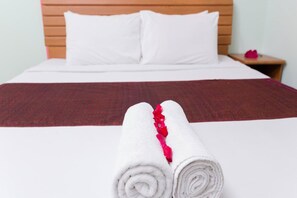 Chambre Double Standard, 1 très grand lit, non-fumeurs, salle de bains privée | Bureau, Wi-Fi gratuit