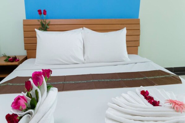 Standard Double Room, 1 King Bed, Non Smoking, Private Bathroom | Desk, free WiFi