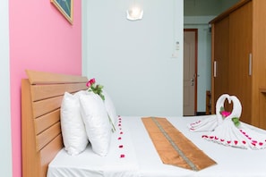 Chambre Double Standard, 1 très grand lit, non-fumeurs, salle de bains privée | Bureau, Wi-Fi gratuit