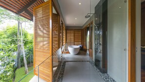 Villa, 2 Bedrooms, Private Pool with Complimentary Transfer | ห้องน้ำ | อ่างอาบน้ำและฝักบัวแยกจากกัน, อ่างอาบน้ำแบบหัวเจ็ต, เรนชาวเวอร์