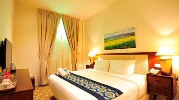 Double Room, 1 Katil Ratu (Queen), Non Smoking, City View | Peti besi dalam bilik, meja, ruang kerja komputer riba