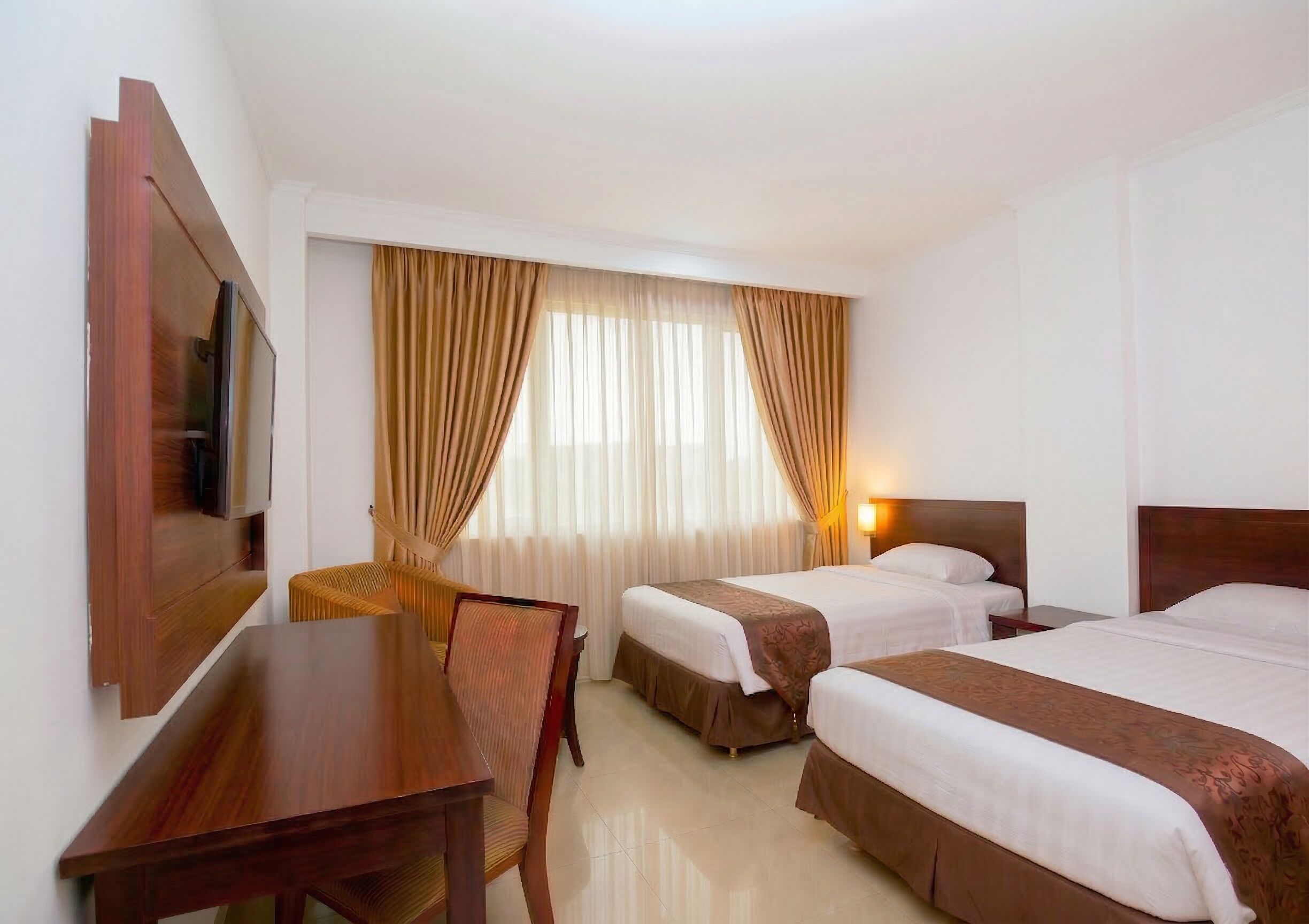 Deluxe Twin Room | Minibar, in-room safe, desk, blackout drapes