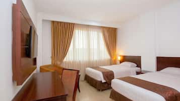 Deluxe Twin Room | Minibar, in-room safe, desk, blackout drapes