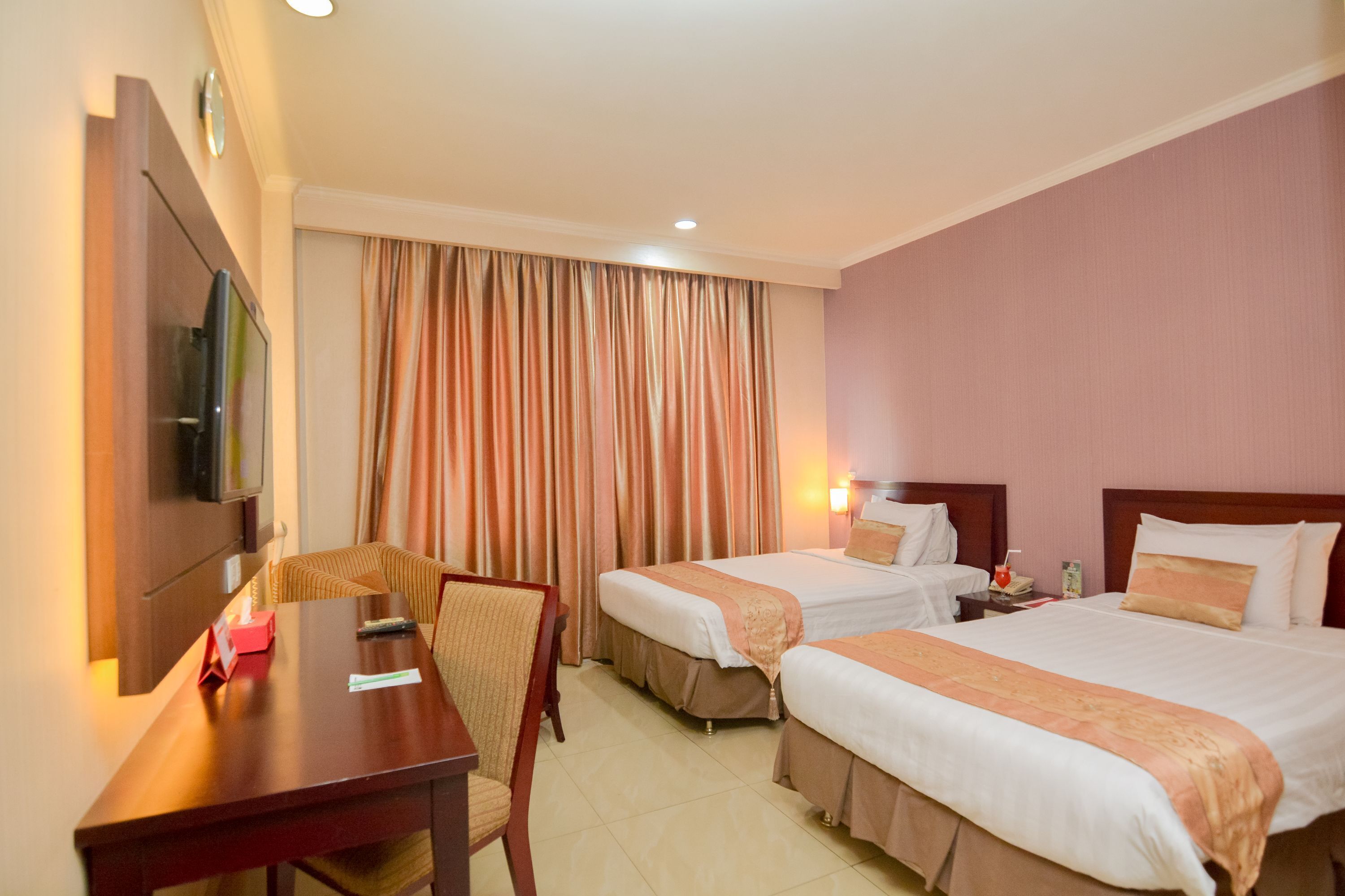 Deluxe Twin Room | Minibar, in-room safe, desk, blackout drapes