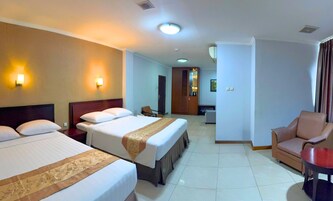 Minibar, caja de seguridad en la habitación y escritorio 