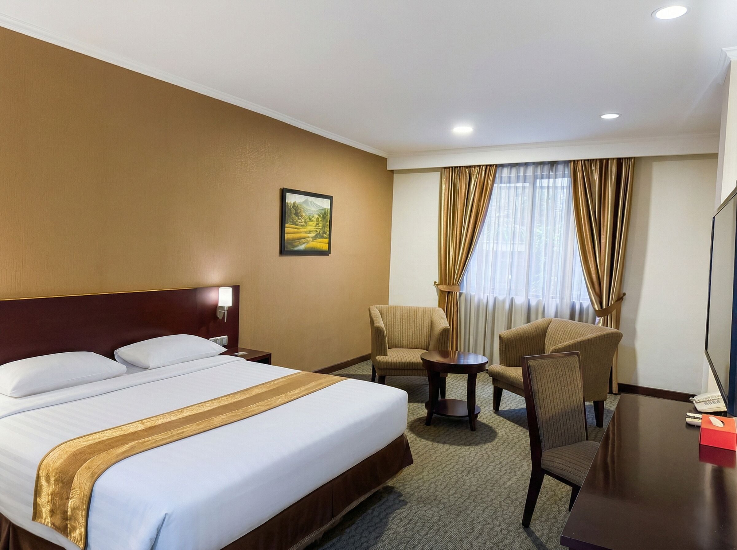 Grand Deluxe Room | Minibar, in-room safe, desk, blackout drapes