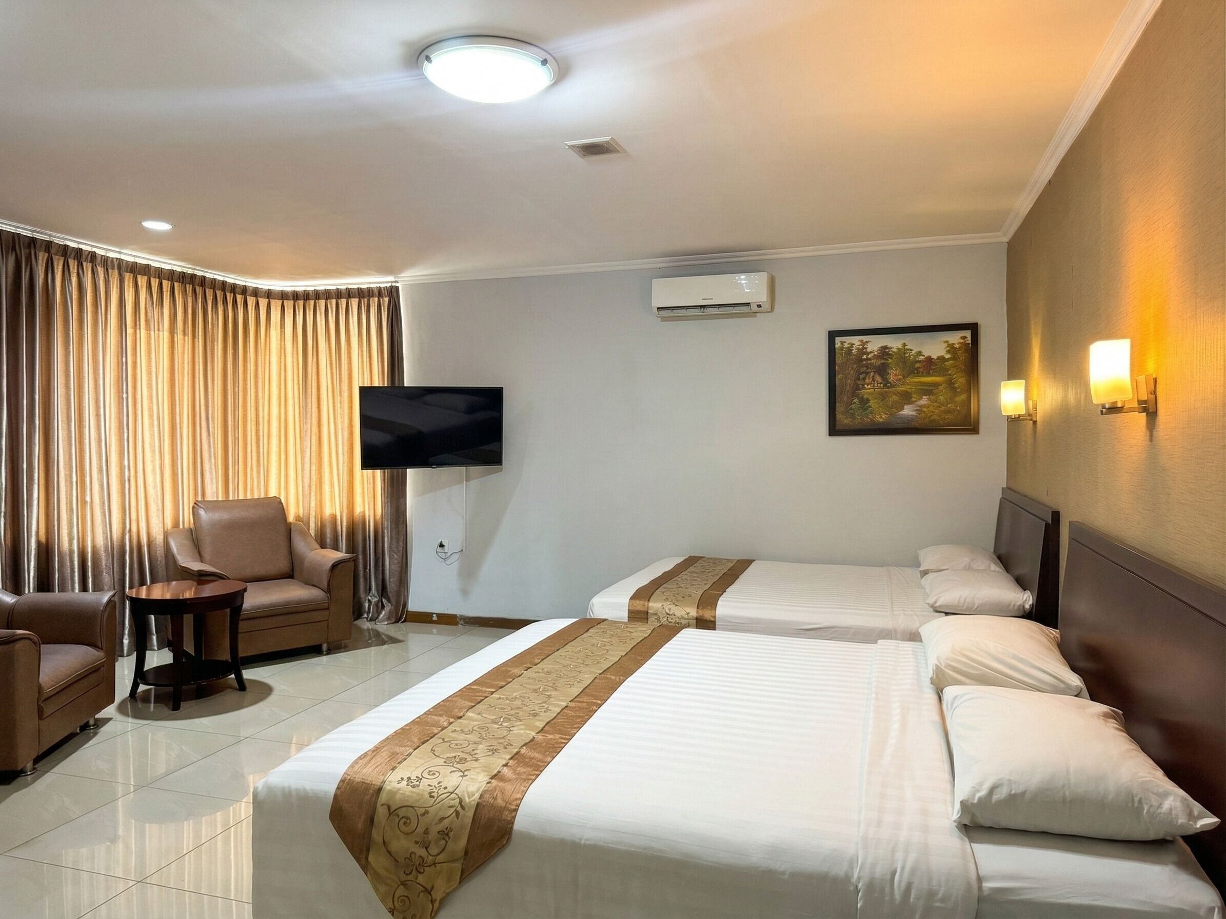 Junior-suite | Minibar, pengeskab på værelset, skrivebord, mørklægningsgardiner