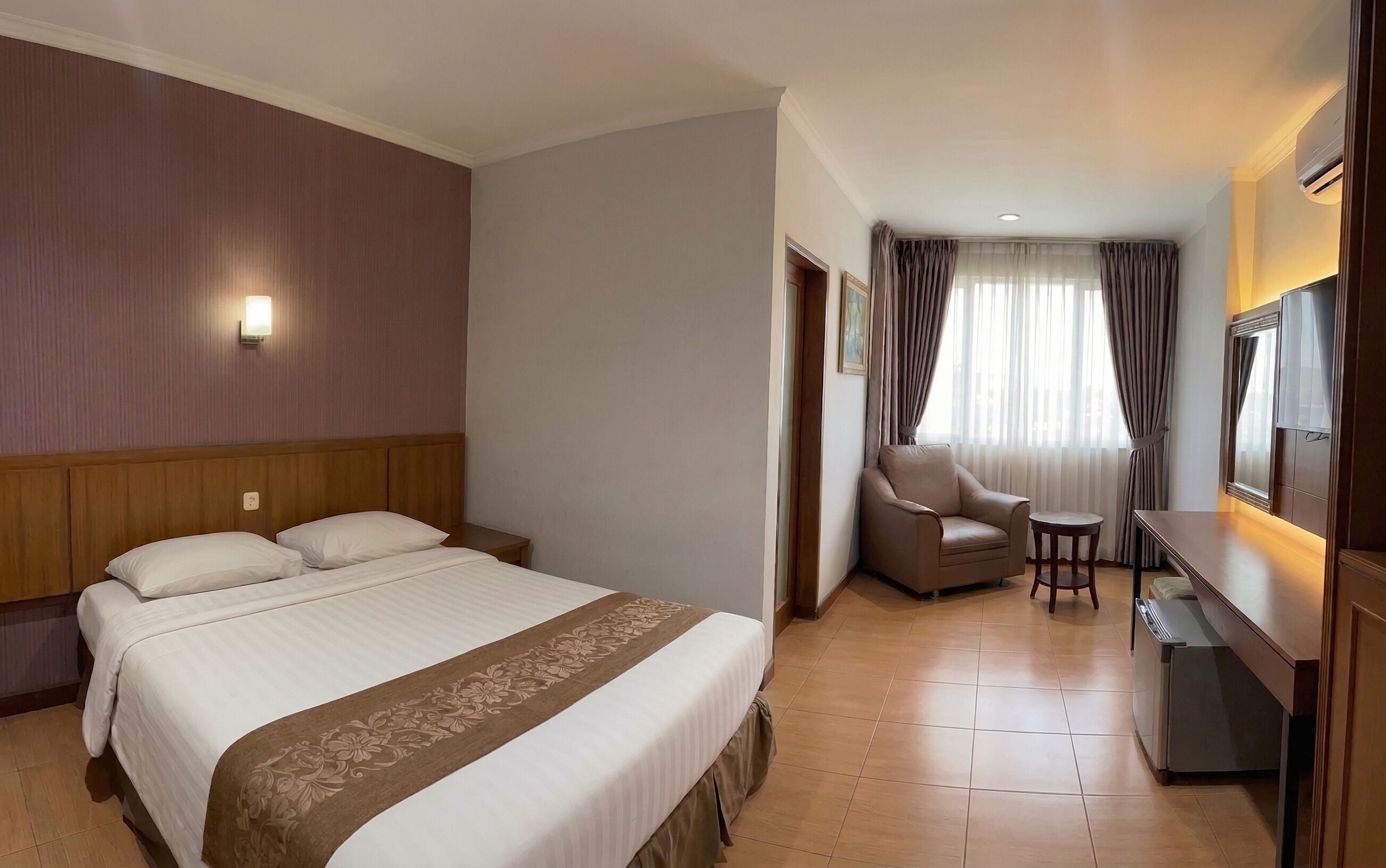 Superior Double Room | Minibar, in-room safe, desk, blackout drapes