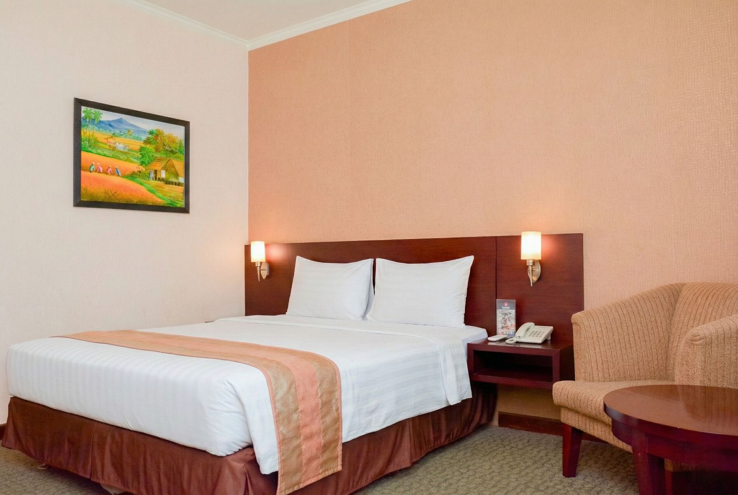 Deluxe-værelse - byudsigt | Minibar, pengeskab på værelset, skrivebord, mørklægningsgardiner