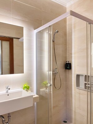Chambre Supérieure avec lits jumeaux | Salle de bain | Articles de toilette gratuits, chaussons, serviettes fournies, savon