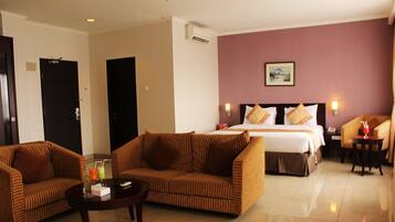 Minibar, safe på rommet, skrivebord og blendingsgardiner