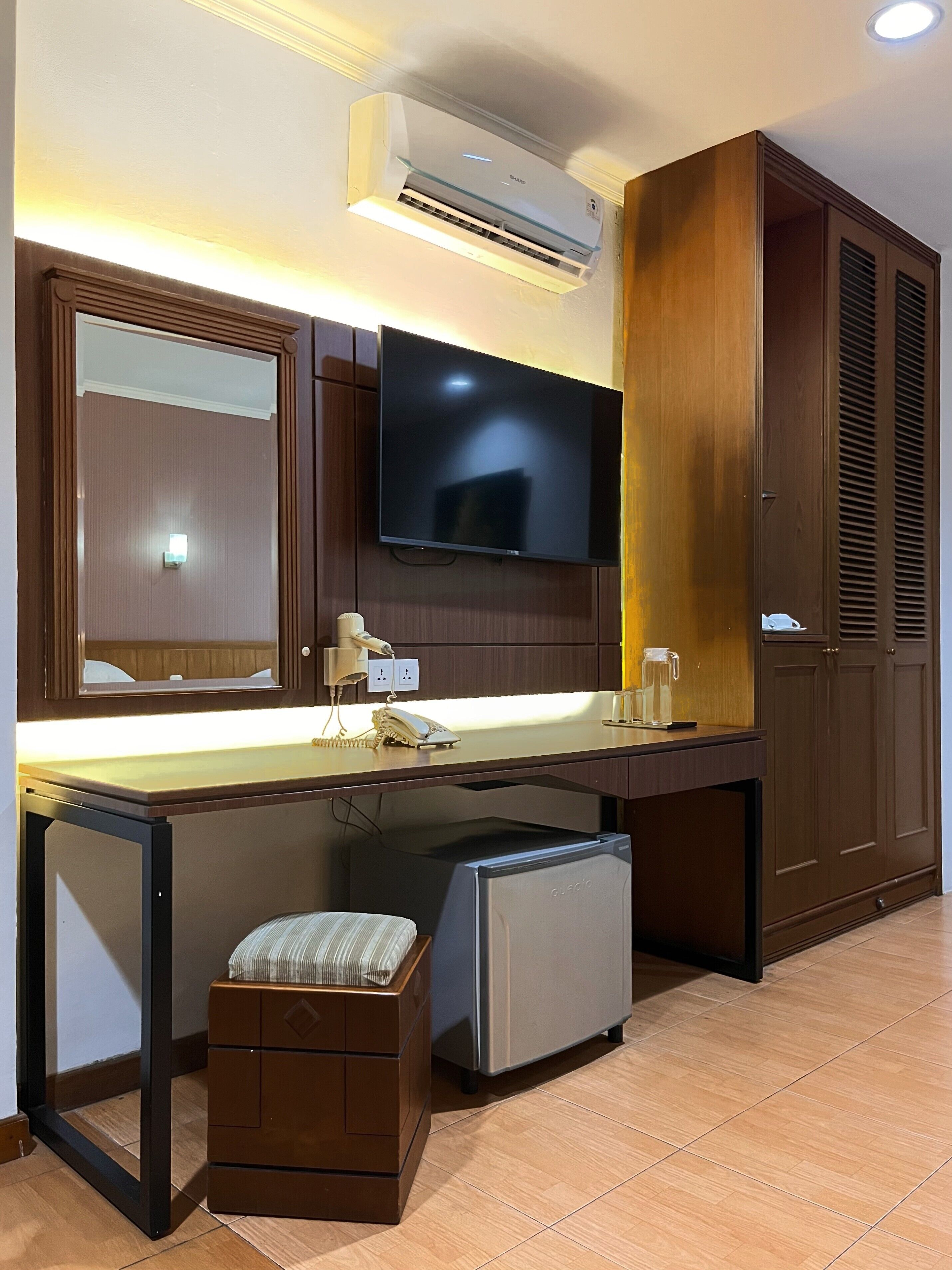 Superior Twin Room | Minibar, in-room safe, desk, blackout curtains