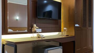 Superior Twin Room | Minibar, in-room safe, desk, blackout curtains