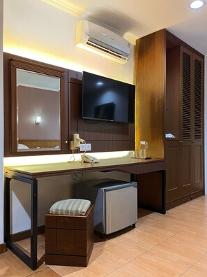 Habitación superior con 2 camas individuales | Minibar, caja fuerte, escritorio y cortinas opacas