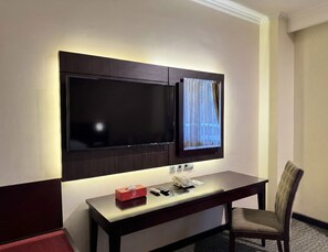 Minibar, in-room safe, desk, blackout curtains - Citra Boutique Hotel Cikarang (Cikarang)