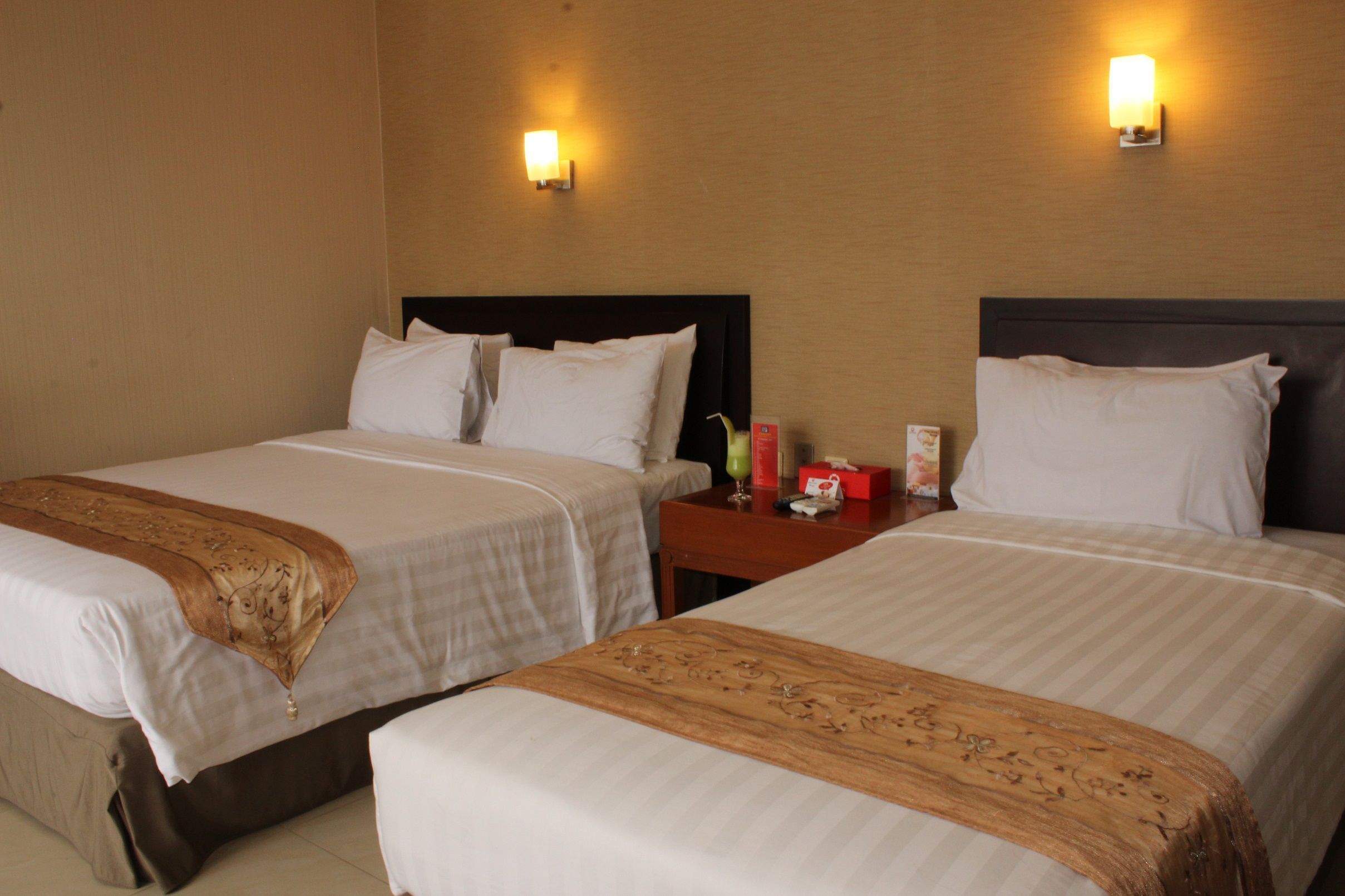 Junior Suite | Minibar, in-room safe, desk, blackout drapes