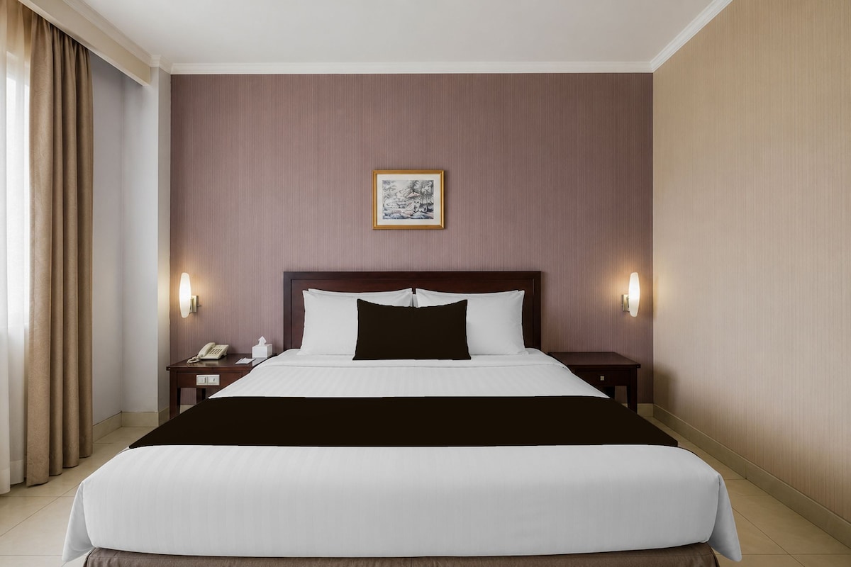 Executive Double Room | In-room safe, desk, blackout drapes, soundproofing
