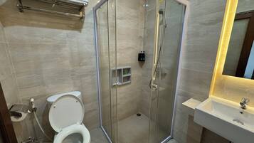 Combined shower/bathtub, deep-soaking bathtub, free toiletries, slippers