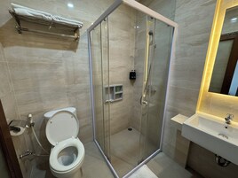 Badkar/dusch, djupt badkar, gratis toalettartiklar och tofflor