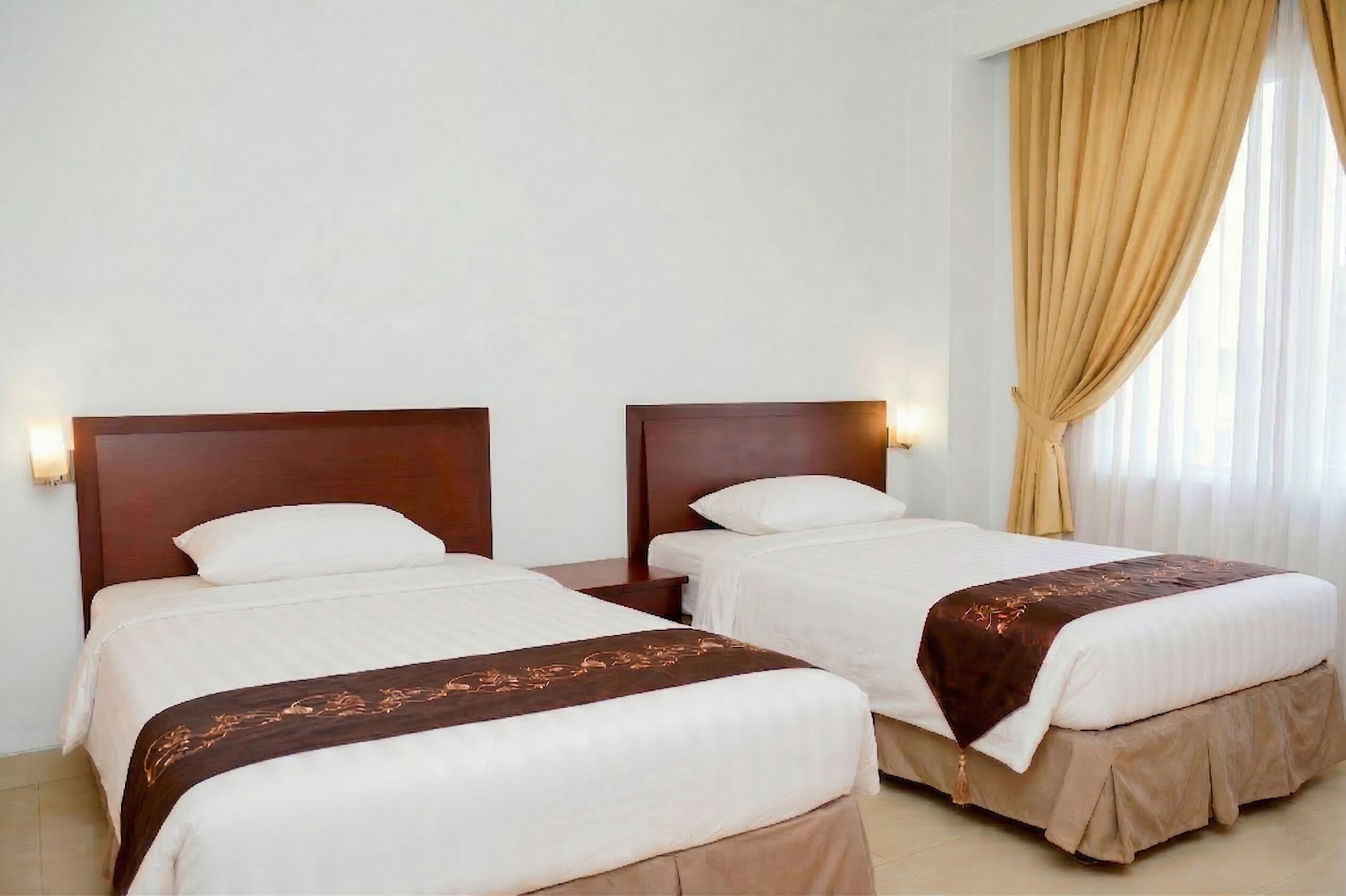 Deluxe Twin Room | Bathroom | Combined shower/tub, deep soaking tub, free toiletries, slippers