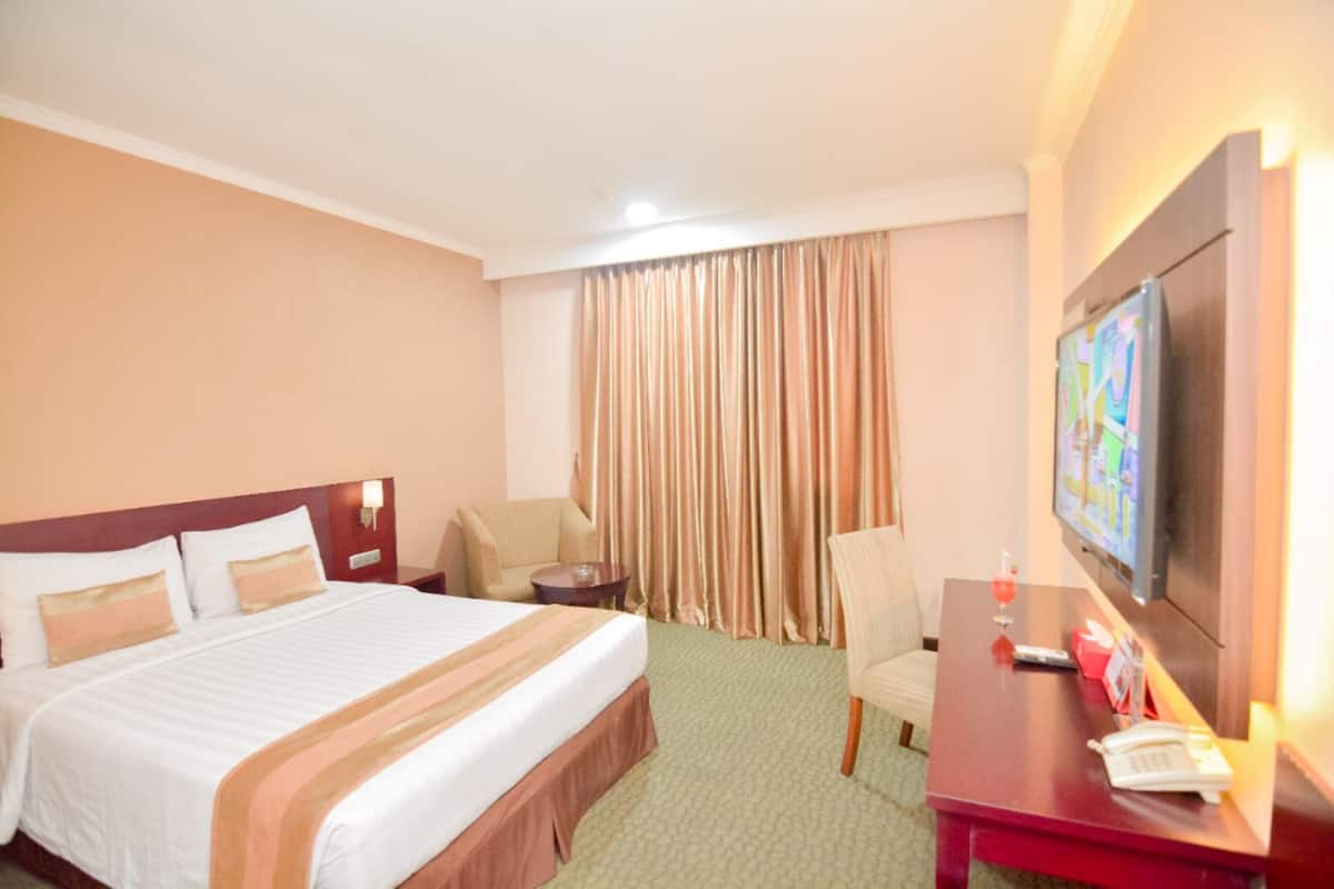 Habitació Deluxe, vistes a la ciutat | Minibar, caixa forta a l'habitació, escriptori i cortines opaques