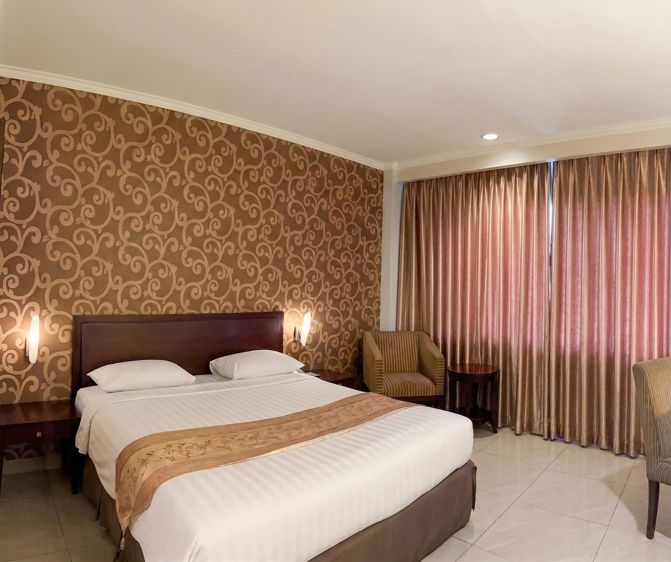 Deluxe-dobbeltværelse | Minibar, pengeskab på værelset, skrivebord, mørklægningsgardiner