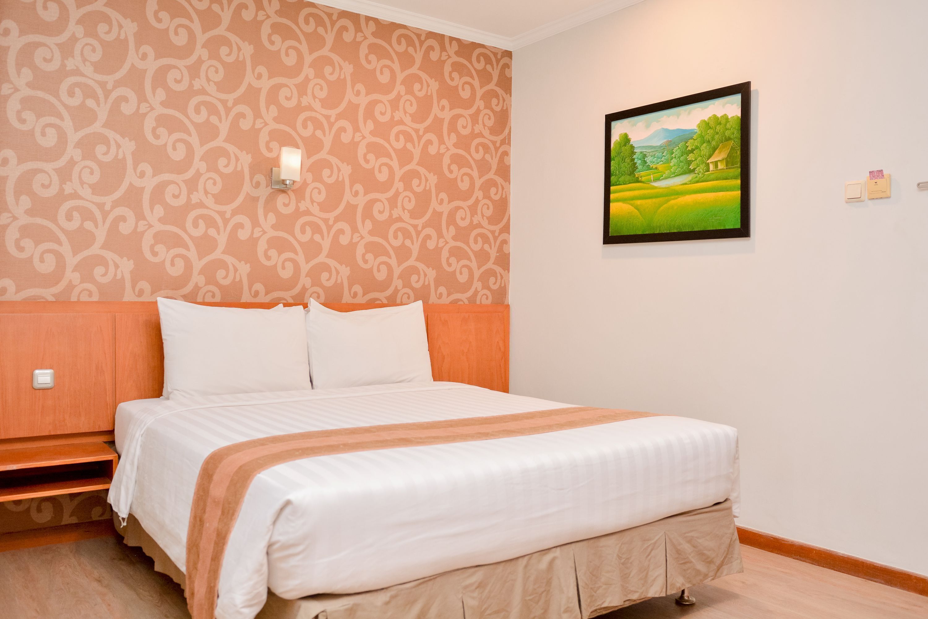 Superior Double Room | Minibar, in-room safe, desk, blackout drapes