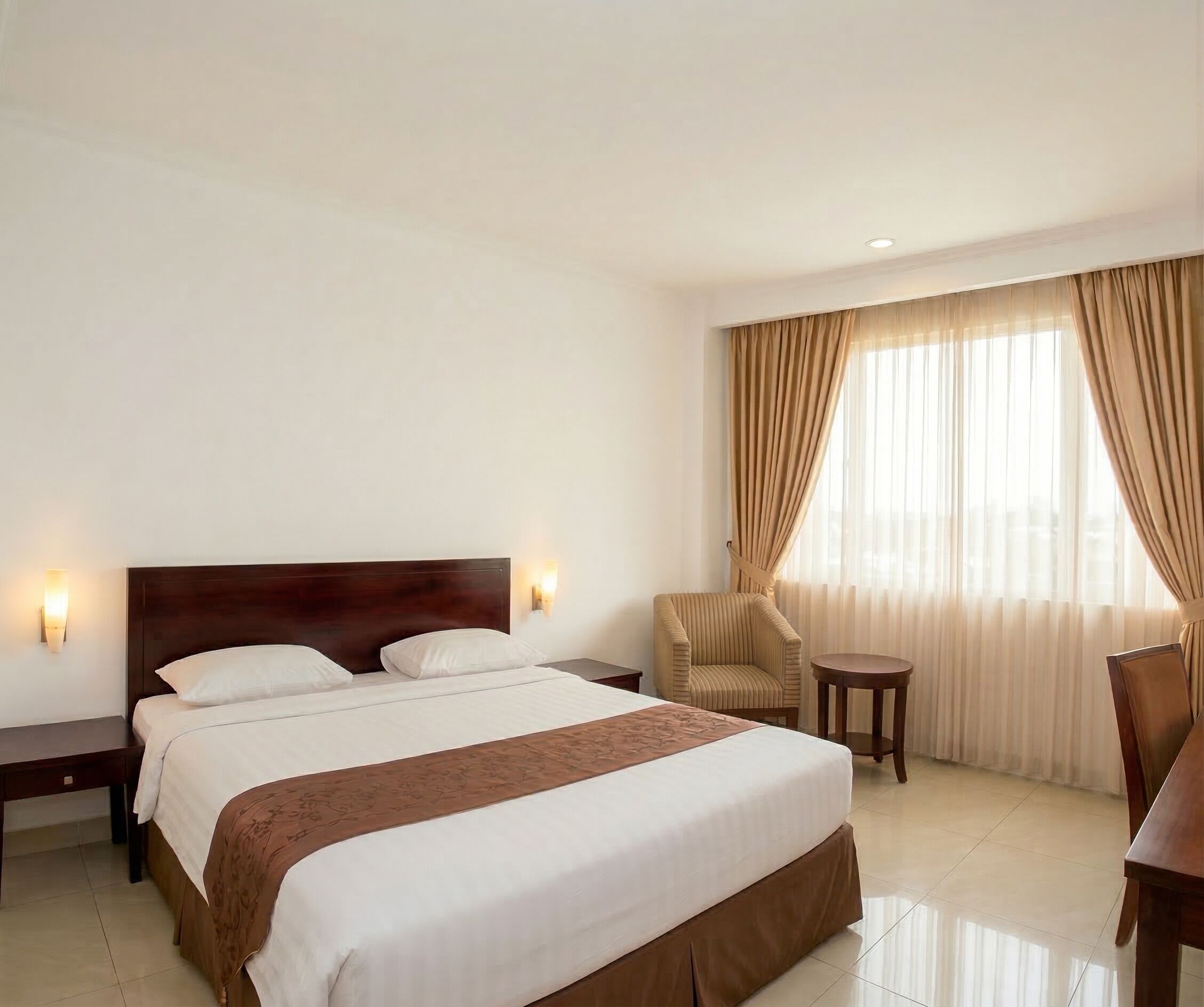 Deluxe Double Room | Minibar, in-room safe, desk, blackout drapes